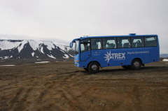 20 ein gelndegngiger Bus