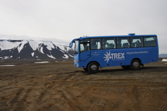20 ein gelndegngiger Bus