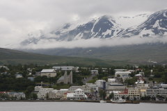 54 Akureyri mit der zweitrmigen Kirche