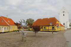 120 Klosterplatz mit Skulptur - fliegende Mwen