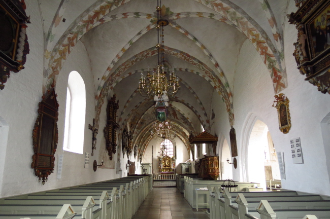 122 Kirchenschiff mit Blick nach Osten - Altar