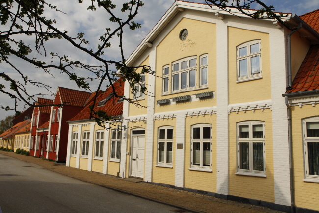 132 Anstrich der Huser vorwiegend rot und gelb