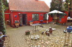 136 im Innenhof sind Keramik, Strickwaren und Gemlde zu bewundern