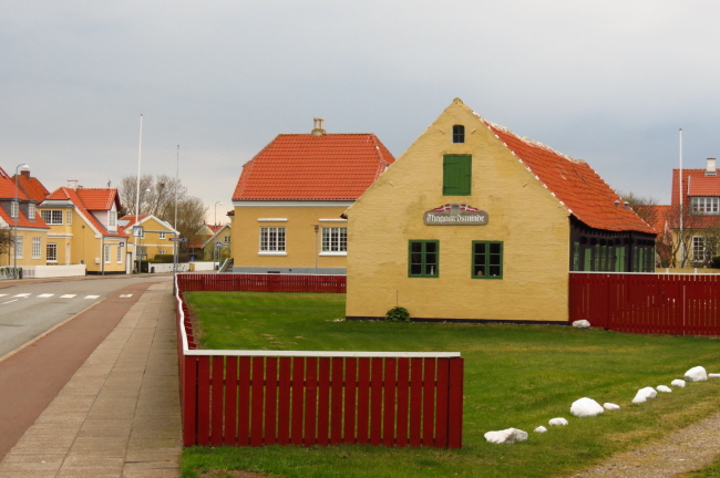 68 Skagen- traditionell ockerfarbene Huser, rote Ziegeldcher