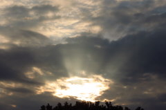 79 morgens blinzelt die Sonne durch die Wolken