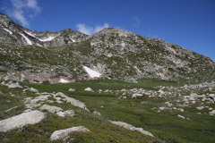 50 mit Felsen gesumtes Wiesenplateau