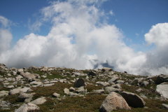 52 Wolken kriechen ber die Bergkante