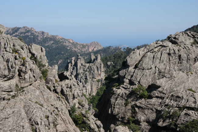 75 schroffe Felsen