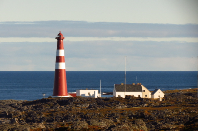 145 ber spitze Klippen zum Leuchtturm