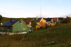 152 bunte Holzhuser in Mehamn