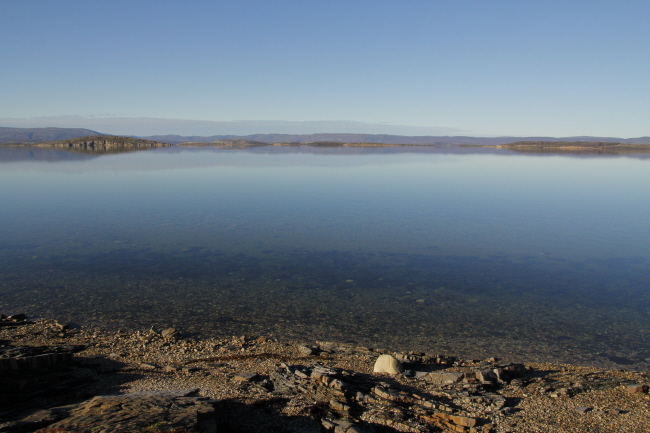 68 glasklarer Fjord - traumhafter Blick zur Insel Reinya