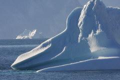 104 funkelnde Eisberge im Sonnenlicht