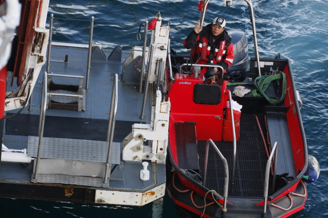 20 Polarcirkel-Boot an der Ausstiegsplattform