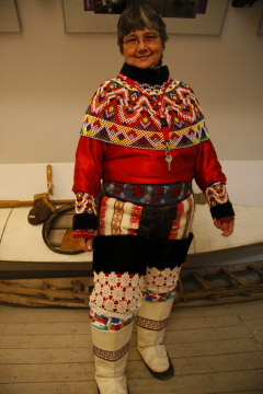 32 grnlndische Tracht - Sie fhrte uns durchs Museum