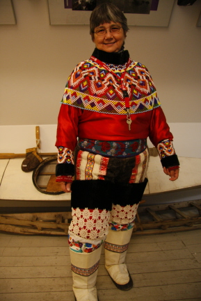 32 grnlndische Tracht - Sie fhrte uns durchs Museum