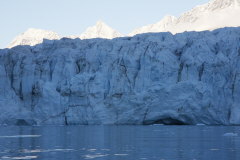 70 mit dem Polarcirkel-Boot vorbei an der Gletscherwand