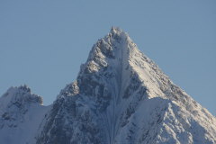 75 bizarre Bergspitzen vor blauem Himmel