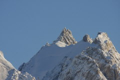76 bizarre Bergspitzen vor blauem Himmel