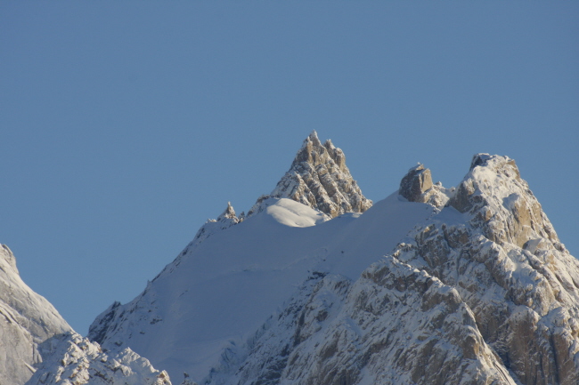 76 bizarre Bergspitzen vor blauem Himmel