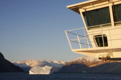 89 MS FRAM kreuzt im Kaiser Franz Josef Fjord