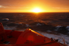 8 wunderschner Sonnenuntergang bei kabeliger See