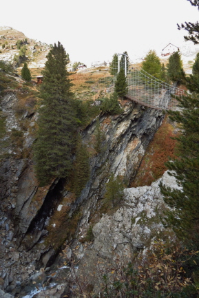 103 die Hngebrcke berspannt die breite Plimaschlucht