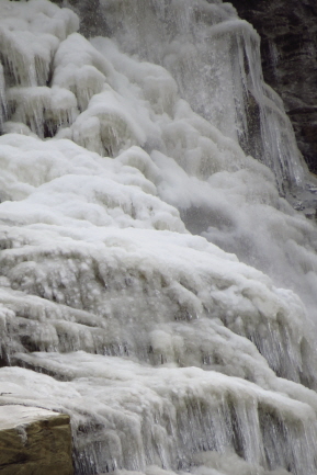 119 ein Wasserfall - zu Eis erstarrt