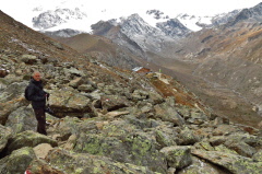 133 ber Gerllfelder mit Blick zur Frkele Scharte 3032m und Zufallspitze 3759m hinab zur Marteller Htte