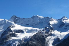 29 grandiose Kulisse - vergletscherte Gipfel vor stahlblauem Himmel