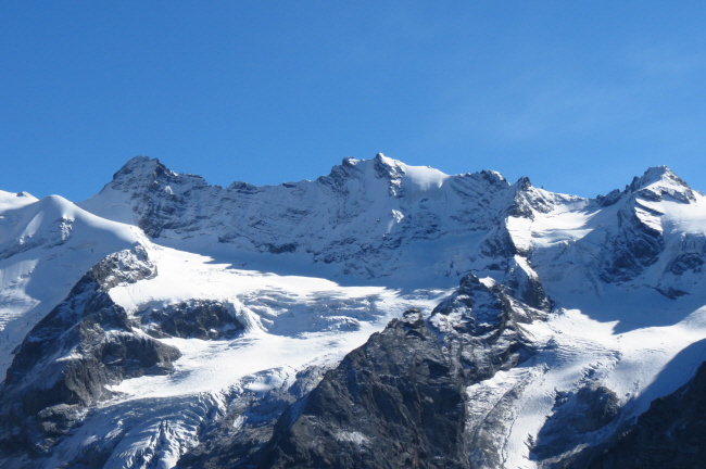 29 grandiose Kulisse - vergletscherte Gipfel vor stahlblauem Himmel