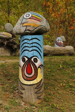 49 Kunstwerke aus Holz und Stein