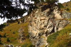 7 von Felsen durchzogen