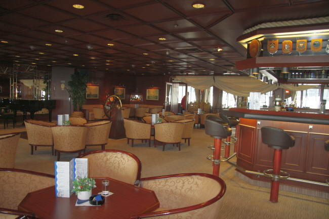 16 Captain's Club - Promenaden Deck
