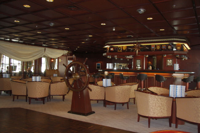 17 Captain's Club - Promenaden Deck