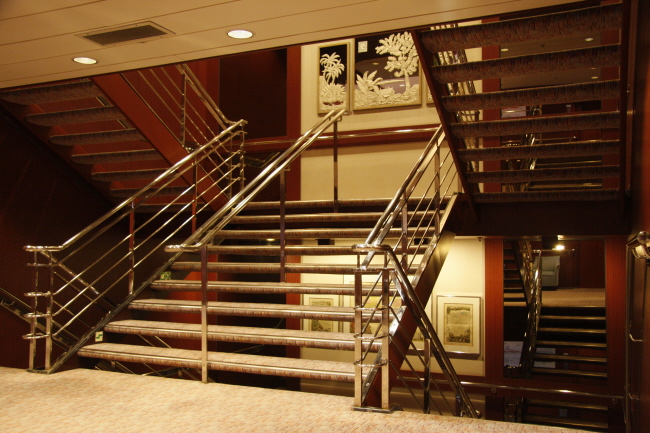 24 vorderes Treppenhaus