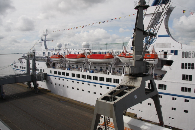 3 Blick vom Cruise Center auf die MS ASTOR