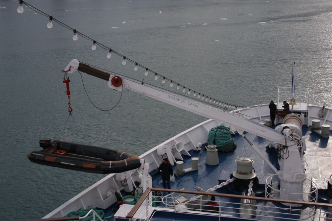 44 Zodiac wird im Magdalenenfjord zu Wasser gelassen
