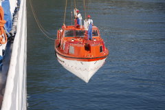 50 das Tenderboot wird an Bord genommen