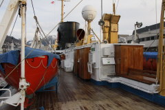 57 Bootsdeck backbords mit Blick zum Vorschiff