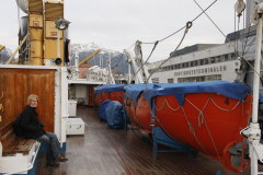 58 Bootsdeck steuerbords mit Blick zum Vorschiff