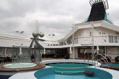 36 Kopernikus Pool und Bar - Deck 8