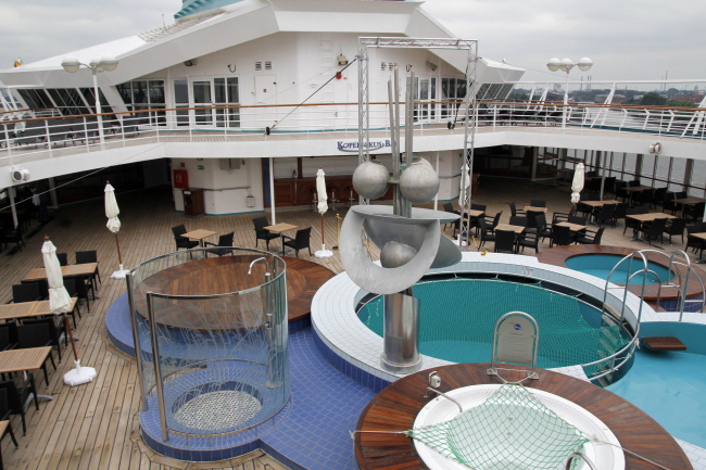 37 Kopernikus Pool und Bar - Deck 8