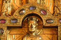 Altarbild mit Edelsteinen geschmückt