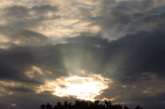 morgens blinzelt die Sonne durch die Wolken