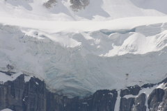 gigantische Gletscher auf den umliegenden Bergen