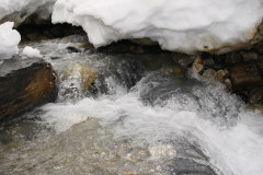 es sprudeld aus den Schneefeldern