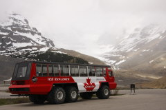 Icefield Parkway-Gletschertourbus am Visitor Center