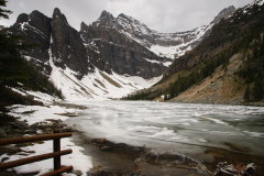 zugefrorener Lake Agnes in grandioser Umgebung