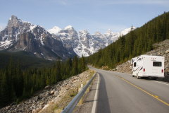 auf der Moraine Lake Road - mit Blick auf das Valley of Ten Peaks
